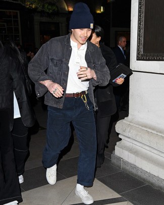 Tenue de Brooklyn Beckham: Veste en jean gris foncé, T-shirt à col boutonné blanc, Jean en velours côtelé bleu marine, Baskets basses en toile blanches