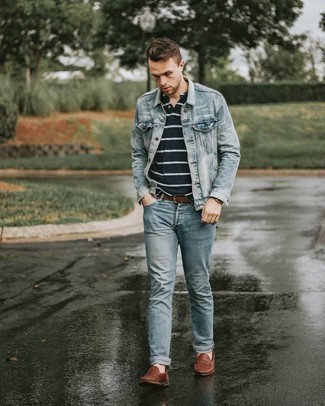 Comment porter des slippers en cuir marron: Essaie de marier une veste en jean bleu clair avec un jean bleu clair pour une tenue idéale le week-end. Une paire de slippers en cuir marron ajoutera de l'élégance à un look simple.