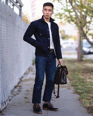 Comment porter une besace en cuir tabac: Porte une veste en jean bleu marine et une besace en cuir tabac pour une tenue idéale le week-end. Une paire de chaussures derby en cuir noires est une façon simple d'améliorer ton look.