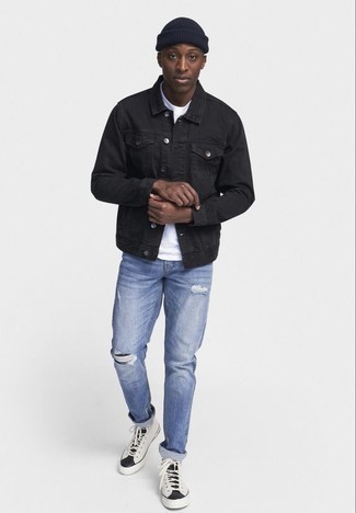 Comment porter un jean déchiré bleu clair: Essaie d'harmoniser une veste en jean noire avec un jean déchiré bleu clair pour un look idéal le week-end. Cet ensemble est parfait avec une paire de baskets montantes en toile blanches et noires.