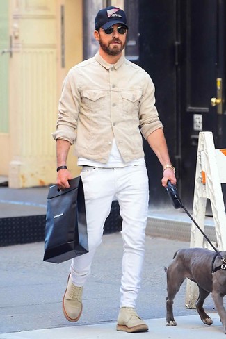 Tenue de Justin Theroux: Veste en jean beige, T-shirt à col rond blanc, Jean blanc, Bottes de loisirs en daim beiges