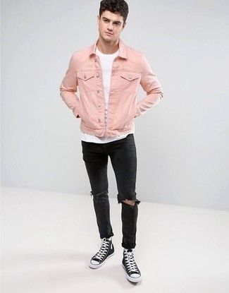 Un jean à porter avec une veste en jean rose quand il fait chaud à 20 ans: Marie une veste en jean rose avec un jean pour un look idéal le week-end. Mélange les styles en portant une paire de baskets montantes en toile noires et blanches.
