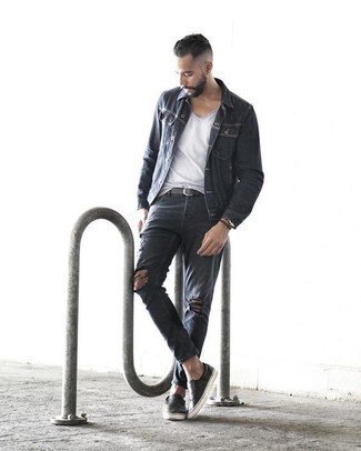Comment porter des baskets à enfiler en cuir noires: Porte une veste en jean gris foncé et un jean déchiré gris foncé pour une tenue relax mais stylée. Apportez une touche d'élégance à votre tenue avec une paire de baskets à enfiler en cuir noires.