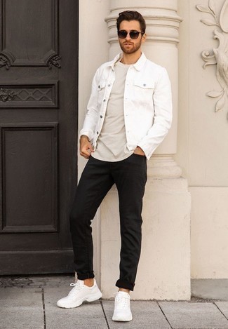 Comment porter une veste blanche: Opte pour une veste blanche avec un jean noir pour une tenue confortable aussi composée avec goût. D'une humeur créatrice? Assortis ta tenue avec une paire de chaussures de sport blanches.