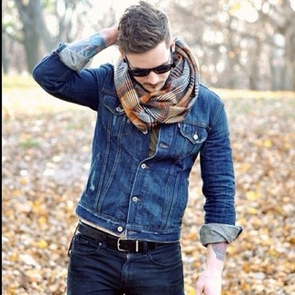 Comment porter une écharpe écossaise marron foncé: Essaie de marier une veste en jean bleue avec une écharpe écossaise marron foncé pour une tenue relax mais stylée.
