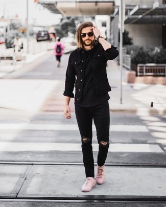 Comment porter une veste en jean pour un style relax: Une veste en jean et un jean déchiré noir sont une tenue parfaite à avoir dans ton arsenal. Fais d'une paire de baskets basses en toile roses ton choix de souliers pour afficher ton expertise vestimentaire.