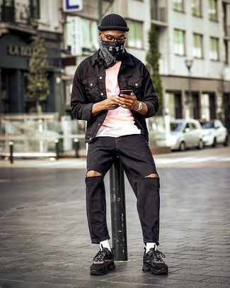 Comment porter un bandana noir: Essaie d'harmoniser une veste en jean noire avec un bandana noir pour un look confortable et décontracté. Cette tenue se complète parfaitement avec une paire de chaussures de sport noires.