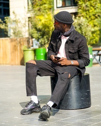 Comment porter un bandana noir: Pense à porter une veste en jean noire et un bandana noir pour une tenue relax mais stylée. Une paire de chaussures de sport noires est une option génial pour complèter cette tenue.