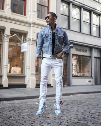 Comment porter un jean blanc: Essaie de marier une veste en jean bleu clair avec un jean blanc pour un look de tous les jours facile à porter. Si tu veux éviter un look trop formel, complète cet ensemble avec une paire de baskets montantes en cuir bleu clair.