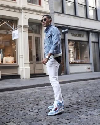 Comment porter un jean blanc: Harmonise une veste en jean bleu clair avec un jean blanc pour obtenir un look relax mais stylé. Jouez la carte décontractée pour les chaussures et termine ce look avec une paire de baskets montantes en cuir bleu clair.
