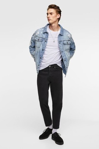Tenue: Veste en jean bleu clair, T-shirt à col rond blanc, Jean noir, Chaussures derby en daim noires