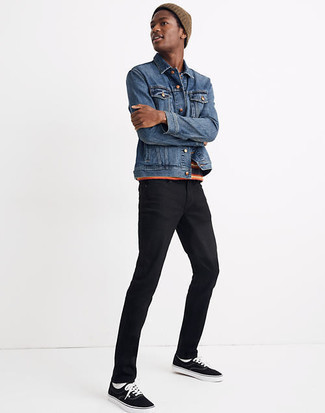 Comment porter des baskets basses en toile noires et blanches: Essaie d'associer une veste en jean bleue avec un jean noir pour un look de tous les jours facile à porter. Cet ensemble est parfait avec une paire de baskets basses en toile noires et blanches.