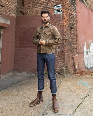 Un jean à porter avec des bottines chelsea marron foncé: Pense à associer une veste en jean marron avec un jean pour un look de tous les jours facile à porter. Une paire de bottines chelsea marron foncé apportera une esthétique classique à l'ensemble.