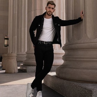 Comment porter un jean noir pour un style decontractés en été à 30 ans: Essaie de marier une veste en jean noire avec un jean noir pour une tenue idéale le week-end. Cet ensemble est parfait avec une paire de baskets basses en cuir blanches. En bref, cette tenue d'été est super.
