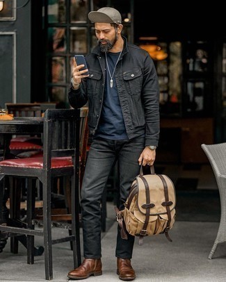 Comment porter une veste en jean noire: Ce combo d'une veste en jean noire et d'un jean noir te permettra de garder un style propre et simple en dehors des horaires de bureau. Jouez la carte classique pour les chaussures et termine ce look avec une paire de bottines chelsea en cuir marron foncé.