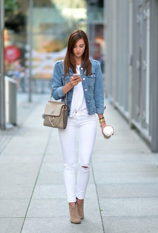 Tenue: Veste en jean bleu clair, T-shirt à col rond blanc, Jean skinny déchiré blanc, Bottines en daim marron clair