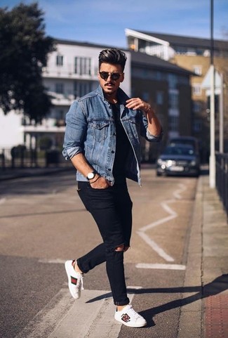 Comment porter un jean skinny déchiré noir: Associe une veste en jean bleue avec un jean skinny déchiré noir pour une tenue relax mais stylée. Opte pour une paire de baskets basses en cuir blanches pour afficher ton expertise vestimentaire.