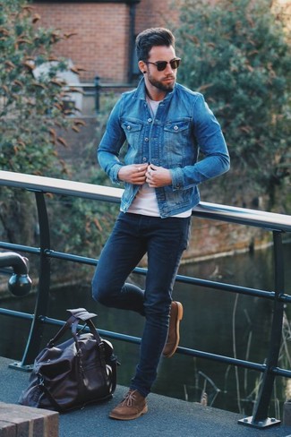 Comment porter un fourre-tout en cuir quand il fait chaud à 20 ans: Choisis une veste en jean bleue et un fourre-tout en cuir pour un look idéal le week-end. Ajoute une paire de bottines chukka en daim marron à ton look pour une amélioration instantanée de ton style.