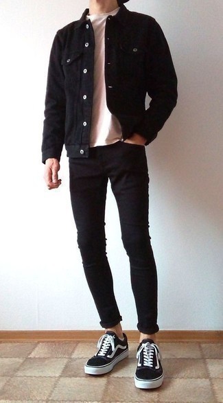 Une veste en jean à porter avec des baskets basses noires et blanches: Pense à associer une veste en jean avec un jean skinny noir pour un look de tous les jours facile à porter. Cette tenue se complète parfaitement avec une paire de baskets basses noires et blanches.