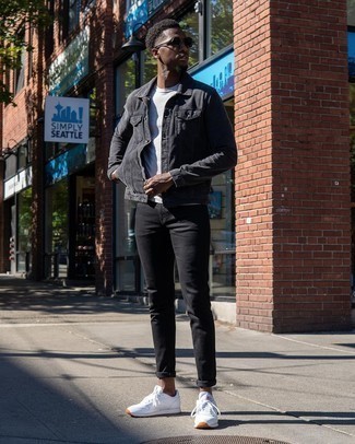 Comment porter un jean skinny noir: Pour une tenue de tous les jours pleine de caractère et de personnalité harmonise une veste en jean gris foncé avec un jean skinny noir. Pour les chaussures, fais un choix décontracté avec une paire de chaussures de sport blanches.