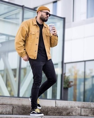 Comment porter un jean skinny noir: Essaie d'associer une veste en jean marron clair avec un jean skinny noir pour affronter sans effort les défis que la journée te réserve. Termine ce look avec une paire de baskets basses en toile noires et blanches.