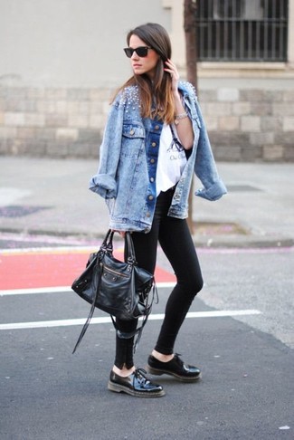 Tenue: Veste en jean ornée bleu clair, T-shirt à col rond imprimé blanc et noir, Leggings noirs, Chaussures richelieu en cuir noires