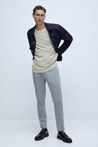 Tenue: Veste en jean bleu marine, T-shirt à col rond beige, Pantalon chino gris, Chaussures derby en cuir noires