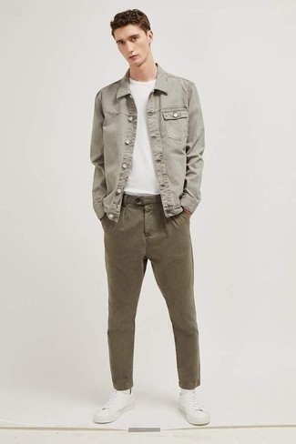Tenue: Veste en jean grise, T-shirt à col rond blanc, Pantalon chino olive, Baskets basses en toile blanches