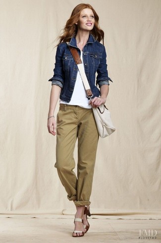 Tenue: Veste en jean bleu marine, T-shirt à col rond blanc, Pantalon chino olive, Sandales à talons en toile beiges