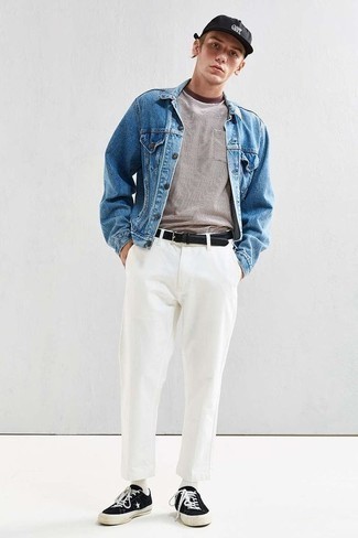 Tenue: Veste en jean bleue, T-shirt à col rond à rayures horizontales marron, Pantalon chino blanc, Baskets basses en daim noires et blanches