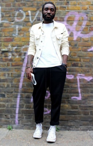 Tenue: Veste en jean beige, T-shirt à col rond blanc, Pantalon chino noir, Baskets montantes en toile blanches