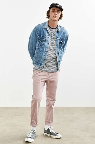 Tenue: Veste en jean bleu clair, T-shirt à col rond à rayures horizontales noir et blanc, Pantalon chino rose, Baskets basses en toile gris foncé