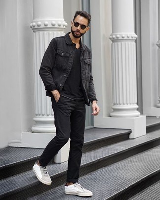 Comment porter une veste en jean grise: Essaie d'associer une veste en jean grise avec un pantalon chino noir pour obtenir un look relax mais stylé. Pour les chaussures, fais un choix décontracté avec une paire de baskets basses en toile blanches.
