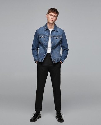 Tenue: Veste en jean bleue, T-shirt à col rond blanc, Pantalon chino noir, Chaussures derby en cuir noires