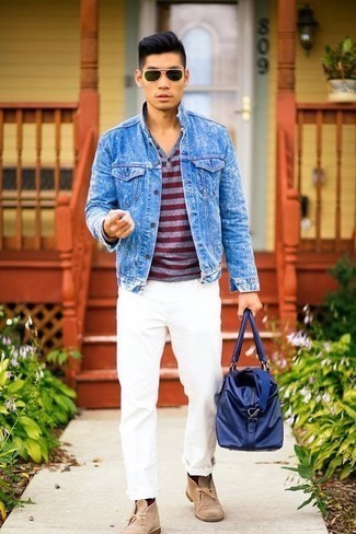 Tenue: Veste en jean bleue, T-shirt à manche longue et col boutonné à rayures horizontales bordeaux, Pantalon chino blanc, Bottines chukka en daim beiges