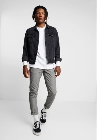 Tenue: Veste en jean noire, T-shirt à manche longue blanc, Pantalon chino gris, Baskets basses en toile noires et blanches