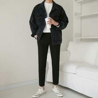 Tenue: Veste en jean noire, T-shirt à manche longue blanc, Pantalon chino noir, Baskets basses en toile blanches