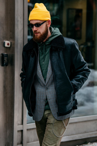 Comment porter un blazer en pied-de-poule gris pour un style decontractés quand il fait froid: Pour une tenue de tous les jours pleine de caractère et de personnalité choisis un blazer en pied-de-poule gris et un jean camouflage olive.