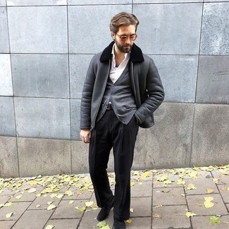 Comment porter un cardigan gris quand il fait froid: Associe un cardigan gris avec un pantalon de costume noir pour un look classique et élégant. Une paire de slippers en daim noirs s'intégrera de manière fluide à une grande variété de tenues.