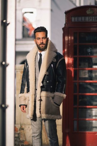 Comment porter un costume écossais gris en hiver: Harmonise un costume écossais gris avec une veste en peau de mouton retournée noir et marron clair pour dégager classe et sophistication. C'est un look idéal pour l'hiver.