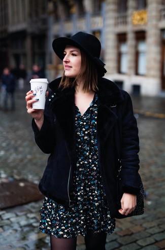 Comment porter un chapeau en laine noir: Pense à harmoniser une veste en peau de mouton retournée noire avec un chapeau en laine noir pour créer un look génial et idéal le week-end.