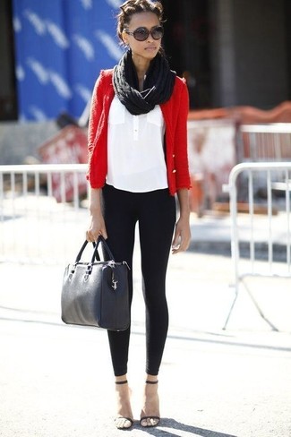 Comment porter une écharpe noire: Pense à opter pour une veste en tweed rouge et une écharpe noire pour une tenue idéale le week-end. Une paire de sandales à talons en cuir noires est une option parfait pour complèter cette tenue.