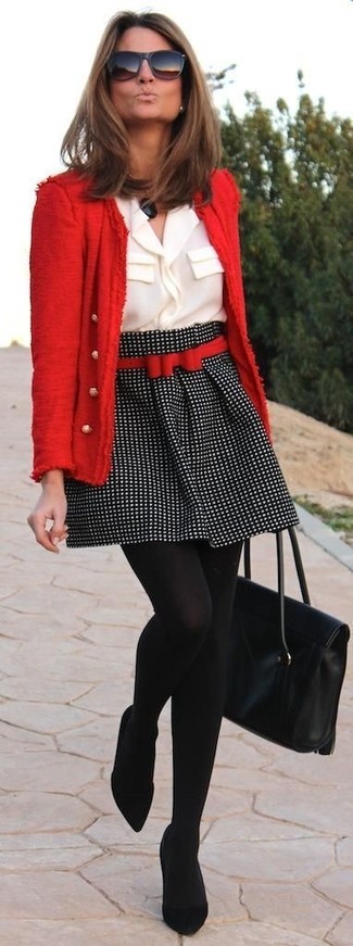 Comment porter des collants en laine noirs: Associe une veste en tweed rouge avec des collants en laine noirs pour une tenue relax mais stylée. Cet ensemble est parfait avec une paire de escarpins en daim noirs.