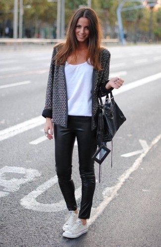 Comment porter une veste en tweed grise: Choisis une veste en tweed grise et des leggings en cuir noirs pour obtenir un look relax mais stylé. Termine ce look avec une paire de baskets basses blanches.