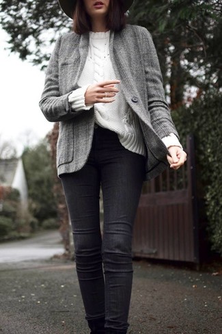 Comment porter un chapeau en laine gris foncé: Opte pour le confort dans une veste en tweed grise et un chapeau en laine gris foncé.