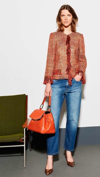 Comment porter des escarpins en cuir marron: Porte une veste en tweed orange et un jean bleu pour une tenue idéale le week-end. Une paire de escarpins en cuir marron est une option astucieux pour complèter cette tenue.