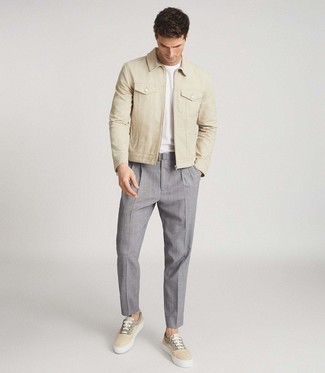Comment porter une veste harrington beige: Associe une veste harrington beige avec un pantalon chino gris pour une tenue idéale le week-end. Pourquoi ne pas ajouter une paire de baskets basses en toile beiges à l'ensemble pour une allure plus décontractée?
