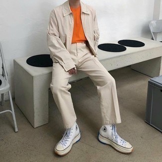 Tenue: Veste harrington beige, T-shirt à col rond orange, Pantalon chino beige, Baskets montantes en toile blanches
