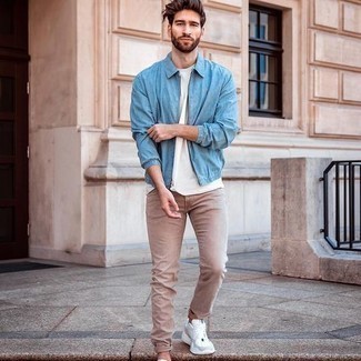 Comment porter un jean marron clair à 30 ans: Harmonise une veste harrington bleu clair avec un jean marron clair pour obtenir un look relax mais stylé. Si tu veux éviter un look trop formel, choisis une paire de chaussures de sport blanches.