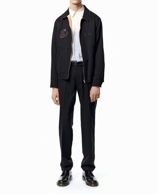 Tenue: Veste harrington brodée noire, Chemise à manches courtes à rayures verticales blanche, Pantalon chino noir, Chaussures derby en cuir noires